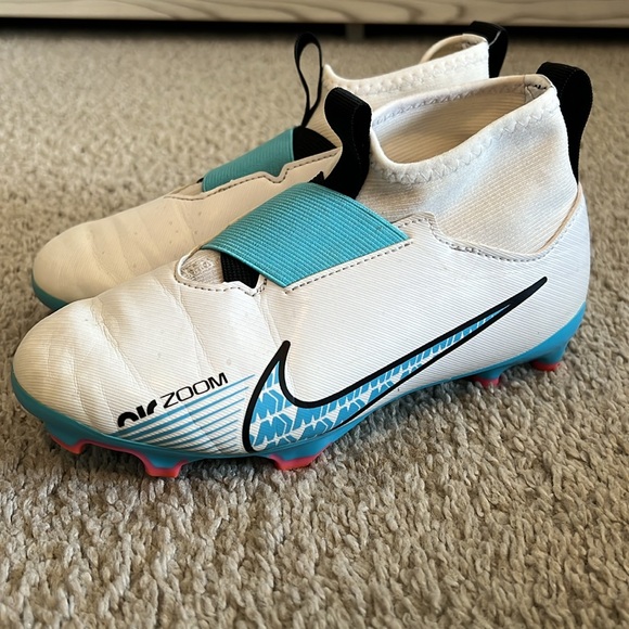 Girls Nike Soccer Cleats - Picture 3 of 8